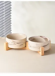 Detail von Keramiknäpfen mit Marmormuster auf einem ergonomischen Bambusständer