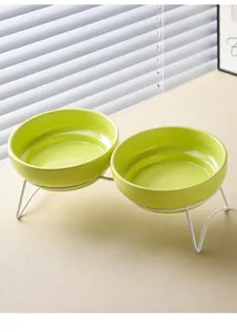Dos cuencos de cerámica verde claro con soporte metálico blanco para gatos y perros pequeños
