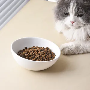 Minimalistischer weißer Keramiknapf mit schrägem Rand für Katzen und Hunde