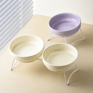 Set de cuencos elevados de cerámica con diseños en púrpura y beige para gatos y perros