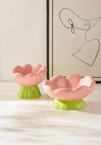 Détail de gamelles en céramique en forme de tulipe rose avec socle vert pour chiens et chats