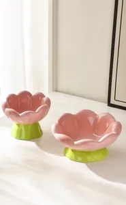 Détail d'une gamelle en céramique en forme de tulipe avec pétales roses et socle