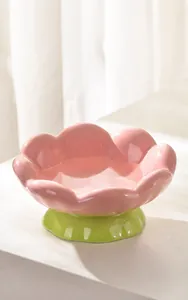 Gros plan d'un bol en céramique tulipe rose pour animaux, glaçure lisse et facile à laver