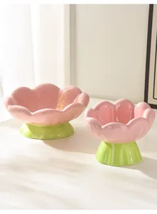Nahaufnahme der rosa Tulpen-Keramikschale für Haustiere mit grünem Standfuß