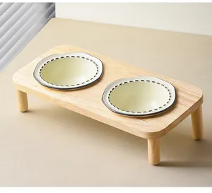 Detalle del comedero doble de cerámica con soporte de madera natural para gatos y perros