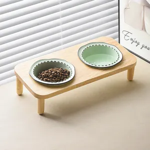 Soporte elevado de madera con dos cuencos de cerámica verde para gatos y perros