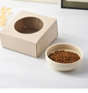 Makroaufnahme der Keramik-Katzenschüssel auf einem minimalistischen Wellpappenständer