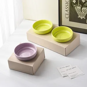 Ciotole per animali in ceramica verde e viola su un elegante supporto strutturato