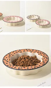 Detail von flachen Keramiknäpfen mit Wellenrand in Orange Leopard und Rosa Streifenmuster