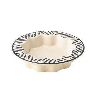 Gamelle moderne en céramique pour animaux avec motif zèbre et bord ondulé stable
