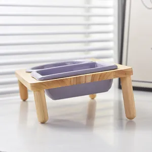 Double gamelle surélevée pour animaux avec bols en céramique violette et support en chêne