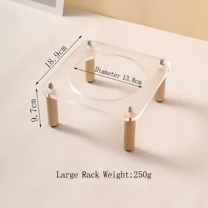 Nahaufnahme der Acryl-Futternapfhalterung mit Holzbeinen und 13,8 cm Lochdurchmesser