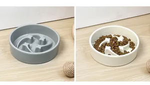 Detail van keramische slowfeeder voerbak met botvormige kolom en glad glazuur