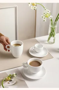 Tasses à café et tasses à expresso en céramique blanche minimaliste dans un décor de vie