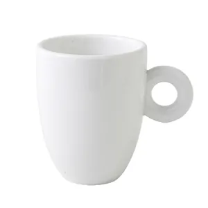 Élégante tasse à expresso en céramique blanche avec une poignée circulaire épaisse