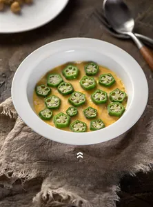 Dettaglio di ciotola in ceramica crema per pasta con uova al vapore su tovagliolo