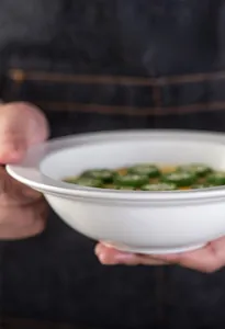 Dettaglio di ciotola per pasta in ceramica bianca spessa con base antiscivolo e bordo