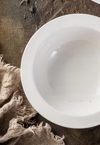Dettaglio di ciotola in ceramica bianca a forma di cappello per insalata e pasta