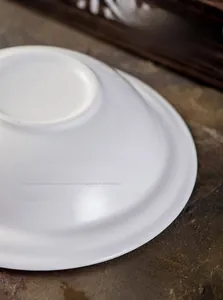 Dettaglio della base antiscivolo in ceramica non smaltata su una superficie in pietra ruvida