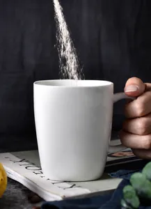 Makroansicht der umweltfreundlichen bleifreien Keramiktasse mit glänzender Porzellanoberfläche