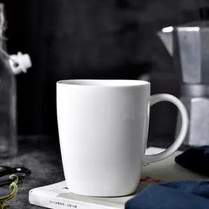 Detailansicht einer minimalistischen 335ml weißen Keramiktasse auf einem Magazin