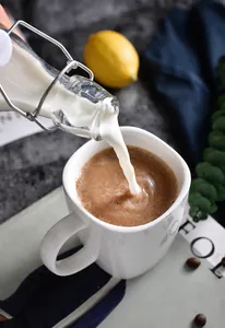 Detail der weißen Keramiktasse mit Thermoschockbeständigkeit von -20°C bis 180°C