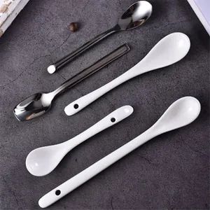 Set dettagliato di cucchiaini da caffè in ceramica bianca e acciaio inox lucidato