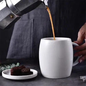 Minimalistische weiße Keramik-Kaffeetasse in Fassform mit Einschenkszene