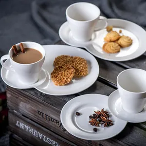 Set tazzina da caffè in ceramica bianca con vassoio su baule vintage