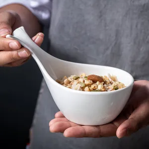 Elegante ciotola in ceramica a coda di balena bianca con cereali e noci in sala da pranzo