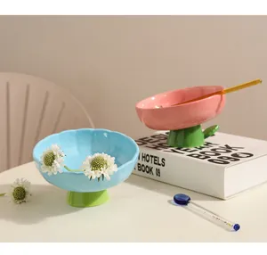 Détail de bols surélevés en céramique en forme de fleur, couleurs rose et bleu ciel