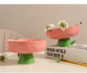 Gros plan de bols en céramique en forme de tulipe avec pétales roses et base verte