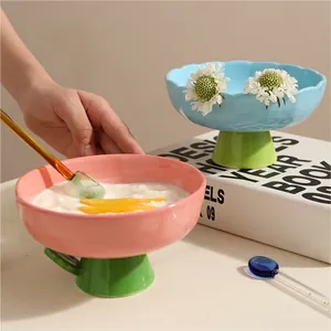 Gamelle surélevée en céramique rose et bleue avec bords en pétale et socle vert