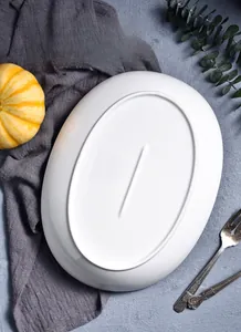 Detail der unglasierten matten Unterseite und rutschfestes Design der weißen Keramikplatte