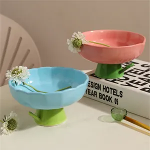 Ensemble de bols surélevés en céramique rose pastel et bleu ciel avec support vert design