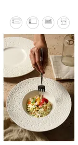 Detail van crème keramisch diep bord met getextureerde stippenrand voor moderne diners