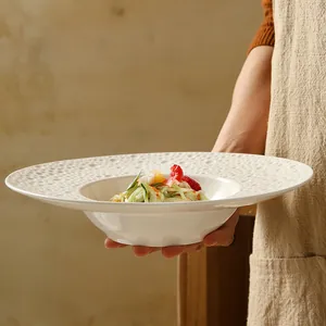 Elegant wit keramisch diep pastabord met brede rand met textuur en minimalistisch ontwerp