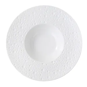 Minimalistisch wit keramisch pastabord met reliëfrand en diep centraal gedeelte
