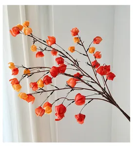 Dettaglio di rami artificiali di physalis con lanterne realistiche arancioni e gialle
