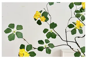 Detalle de hojas de loto artificiales con vetas realistas y capullos de flores amarillas
