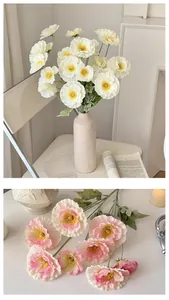 Détail de coquelicots artificiels en soie avec pétales texturés pour déco