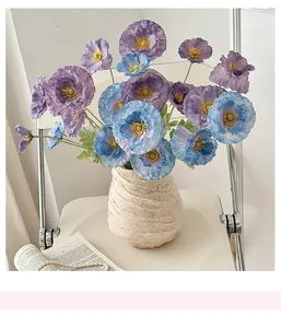 Détail de coquelicots artificiels dans un vase en céramique pour décoration