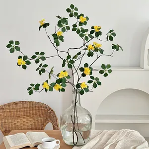 Tallos de flores amarillas artificiales zen en jarrón de vidrio para decoración del hogar
