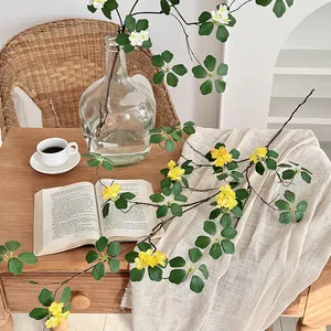 Ramas de loto artificiales con flores blancas y amarillas para decoración de mesa de casa