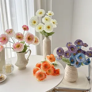 Bouquet de pavots artificiels avec pétales en soie colorés dans des vases en céramique