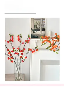Détail de branches de physalis artificielles dans un vase pour la décoration