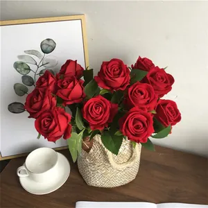 Detail van rode fluwelen kunstmatige rozen in een geweven mand voor decoratie