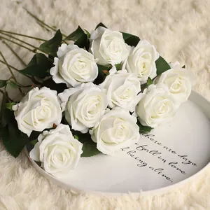 Bovenaanzicht van witte fluwelen kunstbloemen in een schaal voor bruiloft en huisdecor