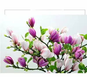 Gros plan de fleurs de magnolia artificielles aux pétales violets et branches réalistes