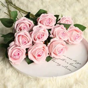 Bovenaanzicht van kunstmatige roze fluwelen rozen in een decoratieve schaal op tapijt